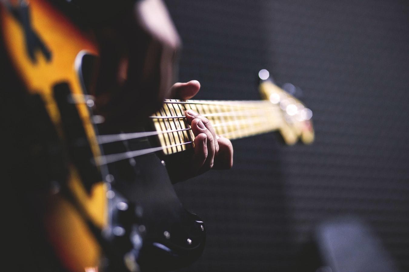Cuánto cuesta una clase de bajo