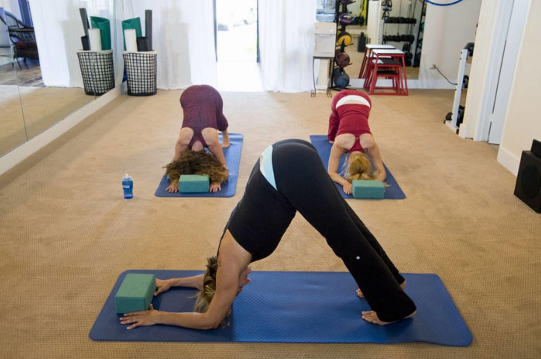 Paso a paso de una sesión de yoga en familia