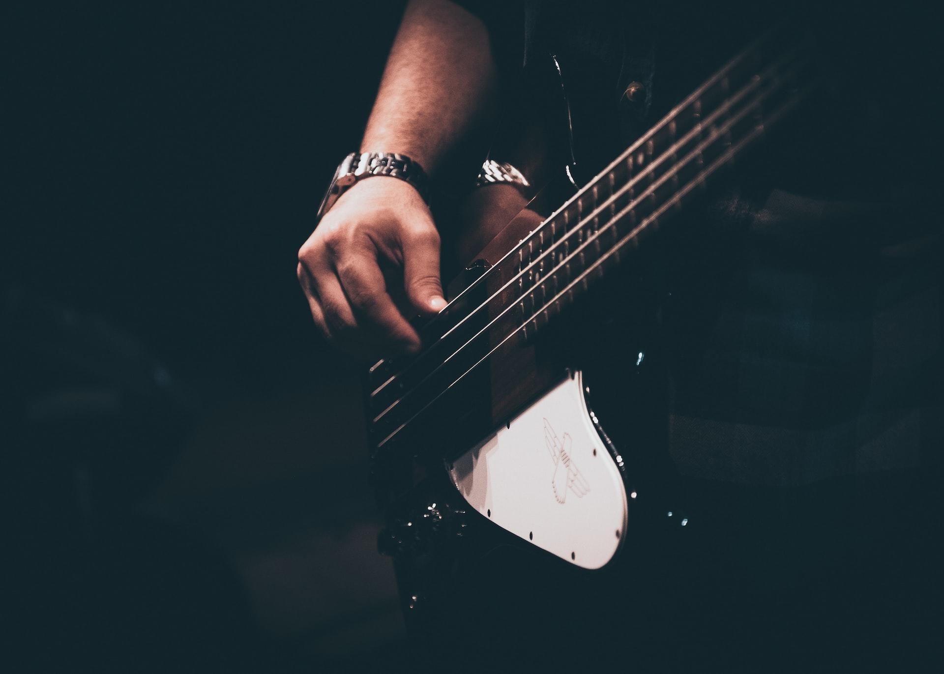 hombre tocando bajo
