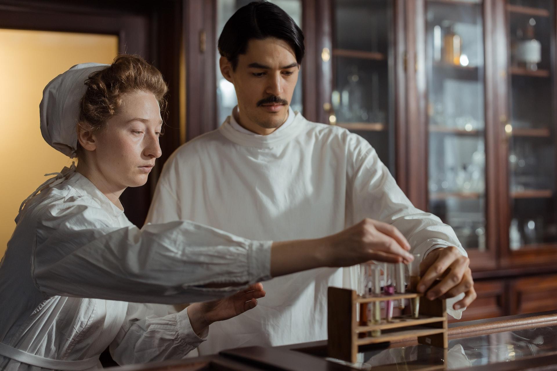 Un hombre y una mujer en el laboratorio.