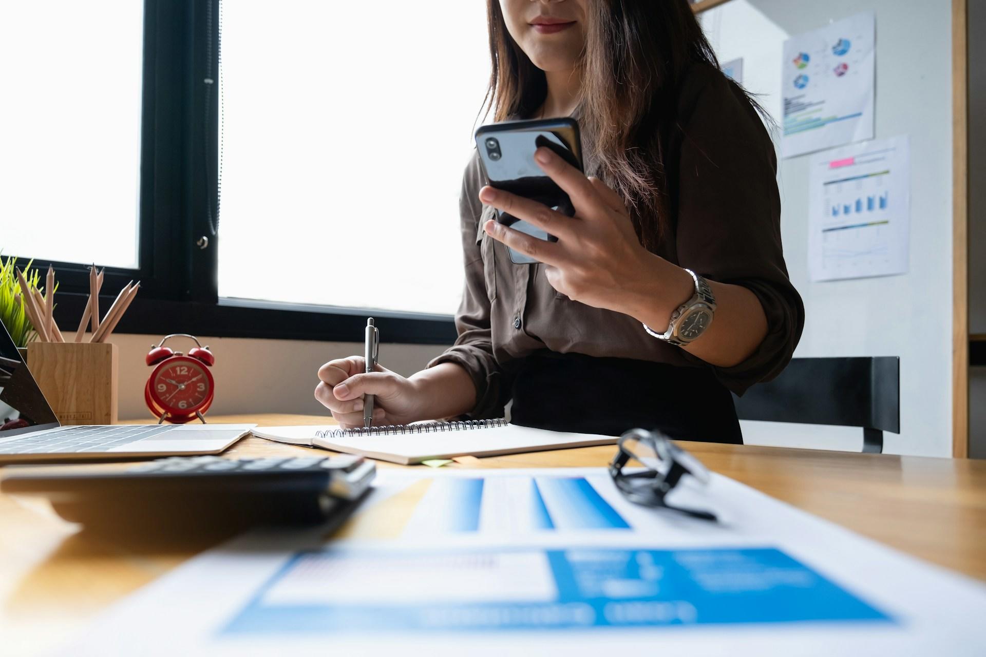 Alumna repasando los apuntes.