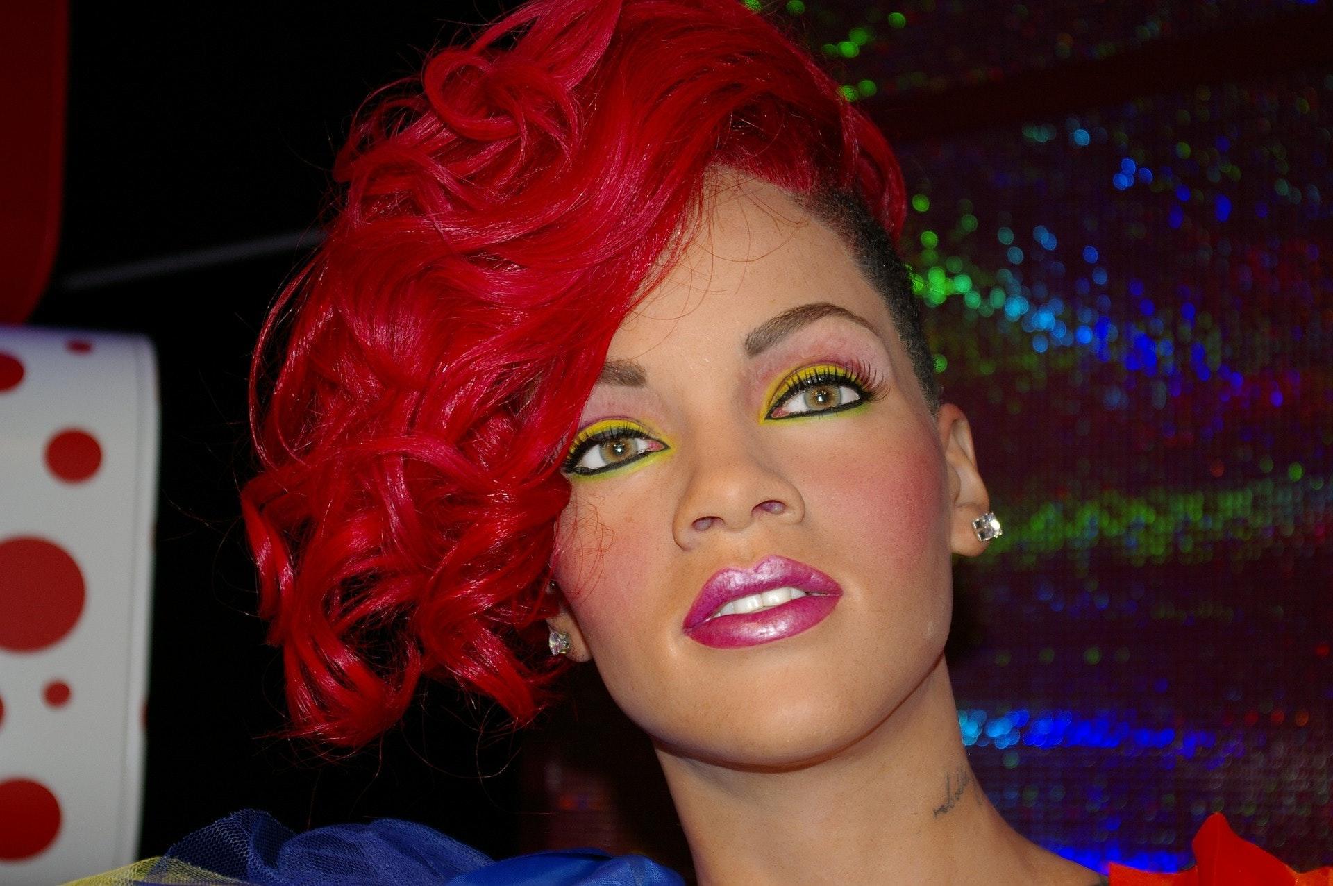 Cantante Rihanna con el pelo rojo.