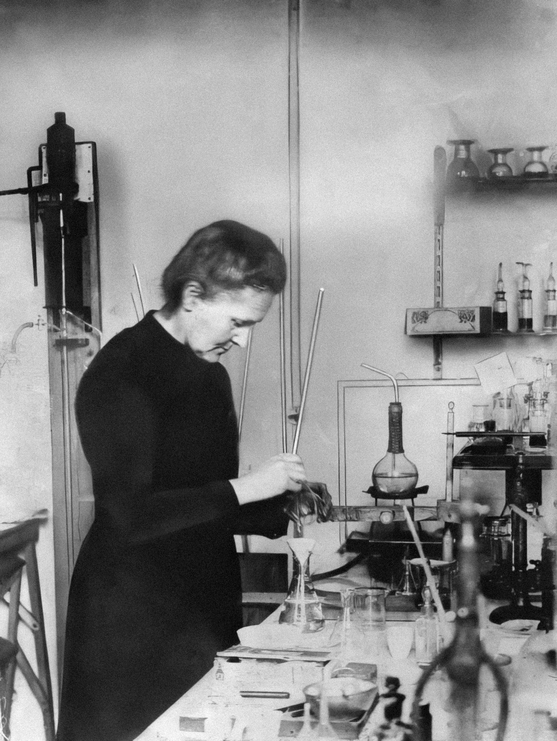 Marie Curie en el laboratorio.