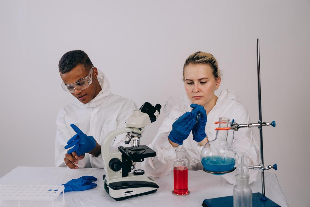 Personas trabajando en un laboratorio.
