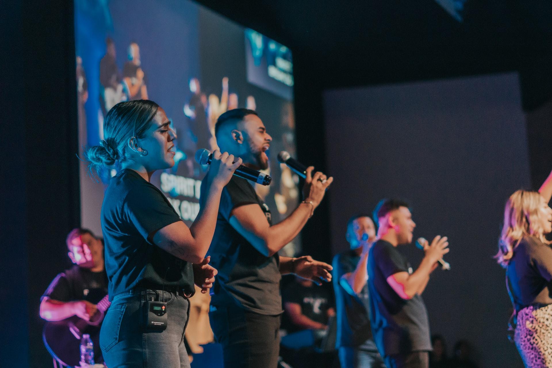 un grupo de jovenes cantando en un escenario