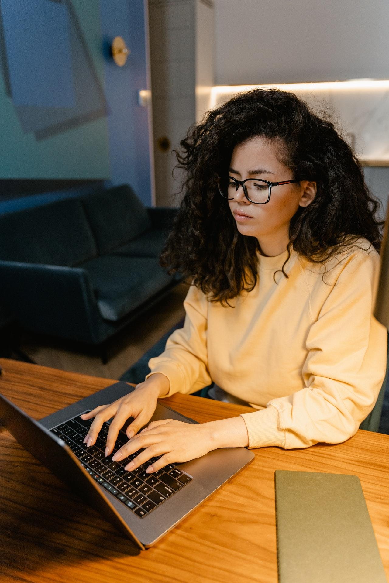 Mujer programando