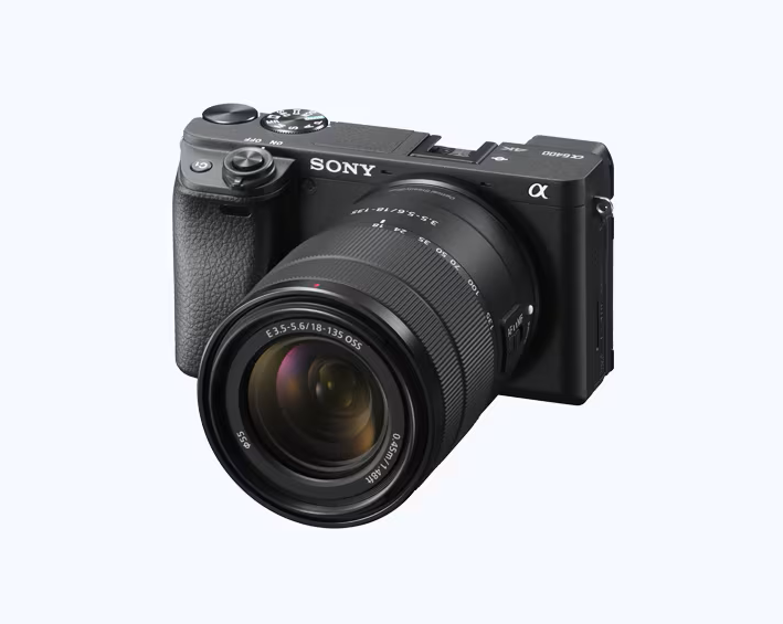 Imagen tipo flat lay que muestra un set completo de equipo fotográfico (cuerpo de cámara, lentes y accesorios) sobre un fondo neutro, perfecto para ilustrar artículos de consejos o guías de compra de cámaras digitales.