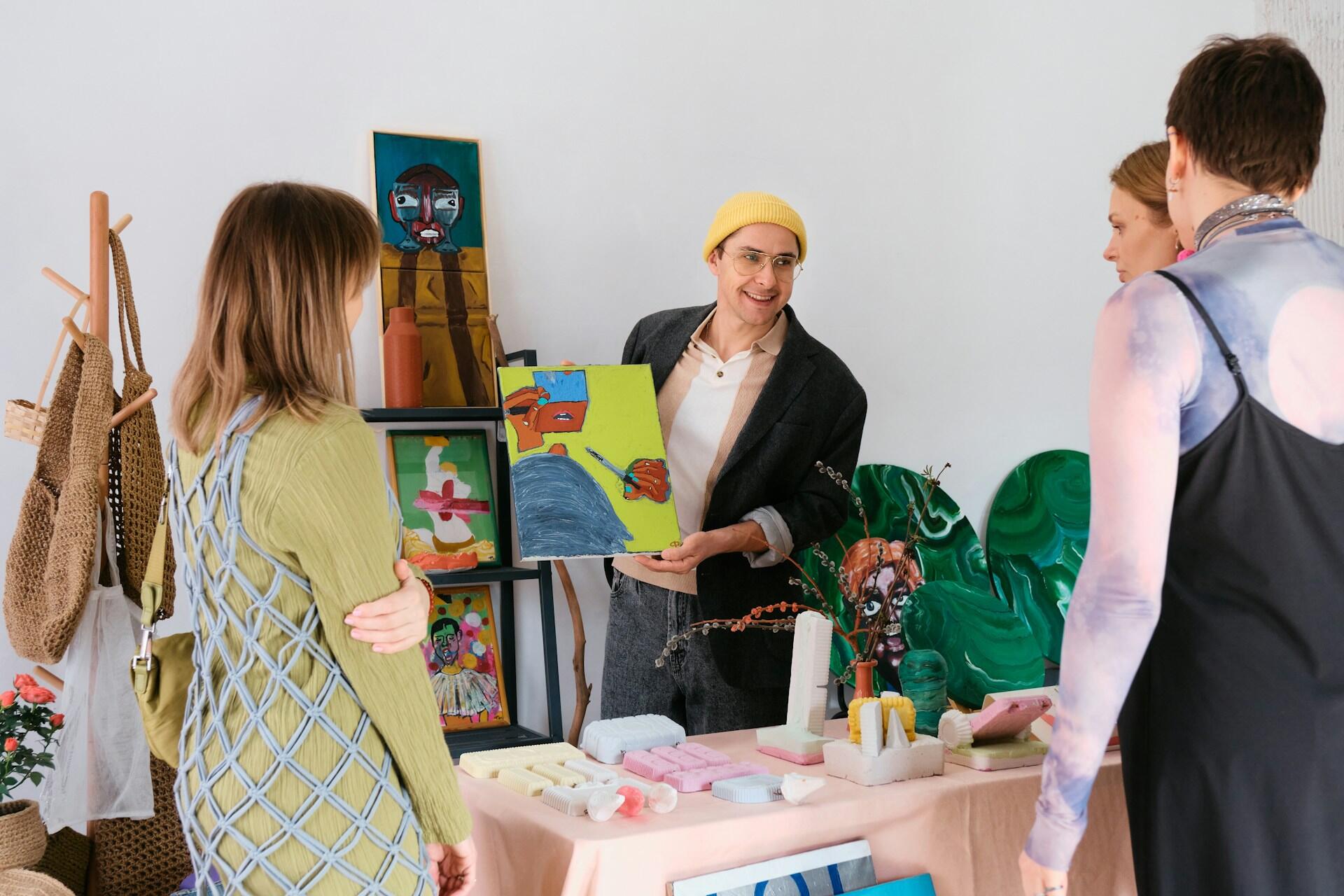 Grupo de artistas mostrando sus obras.