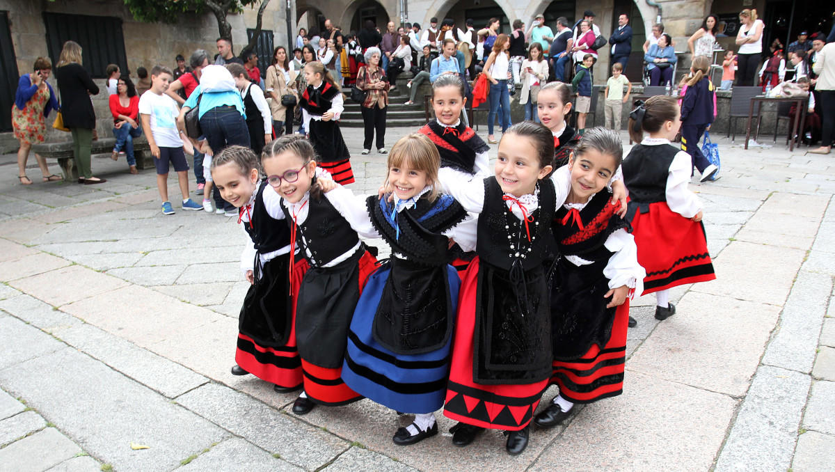 Niños vestidos con el traje tradicional gallego.
