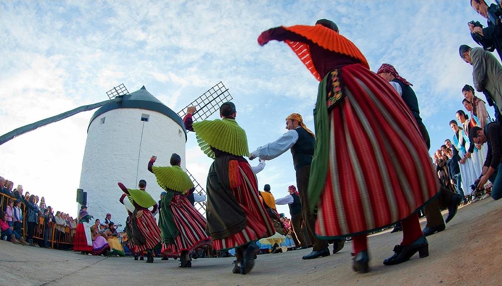 Grupo de bailarines bailando una seguidilla.