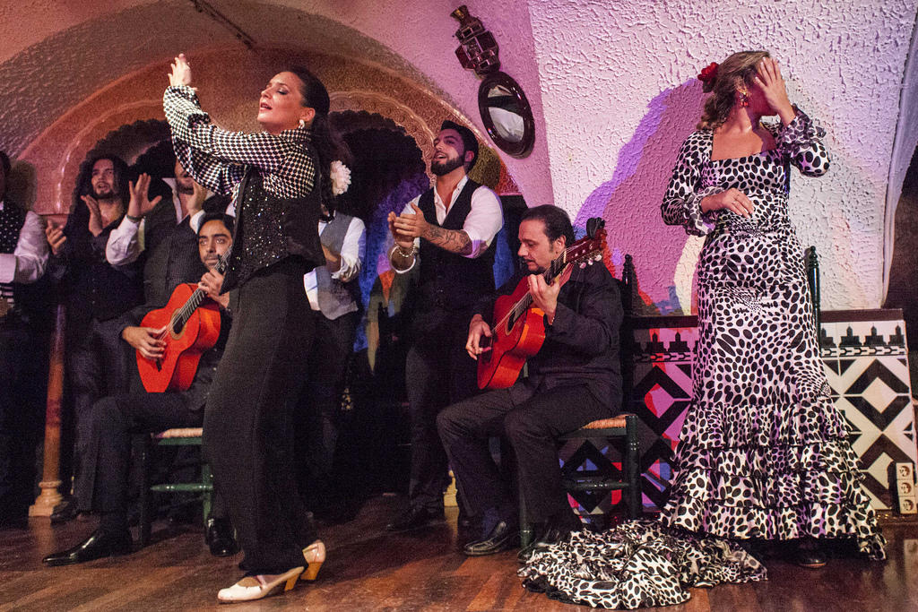 Bailaores flamencos bailando.