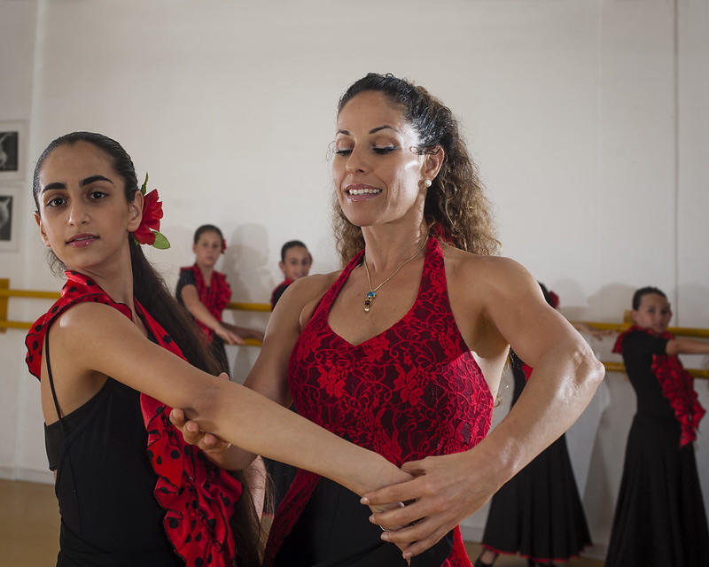 Aprender a bailar sevillanas.
