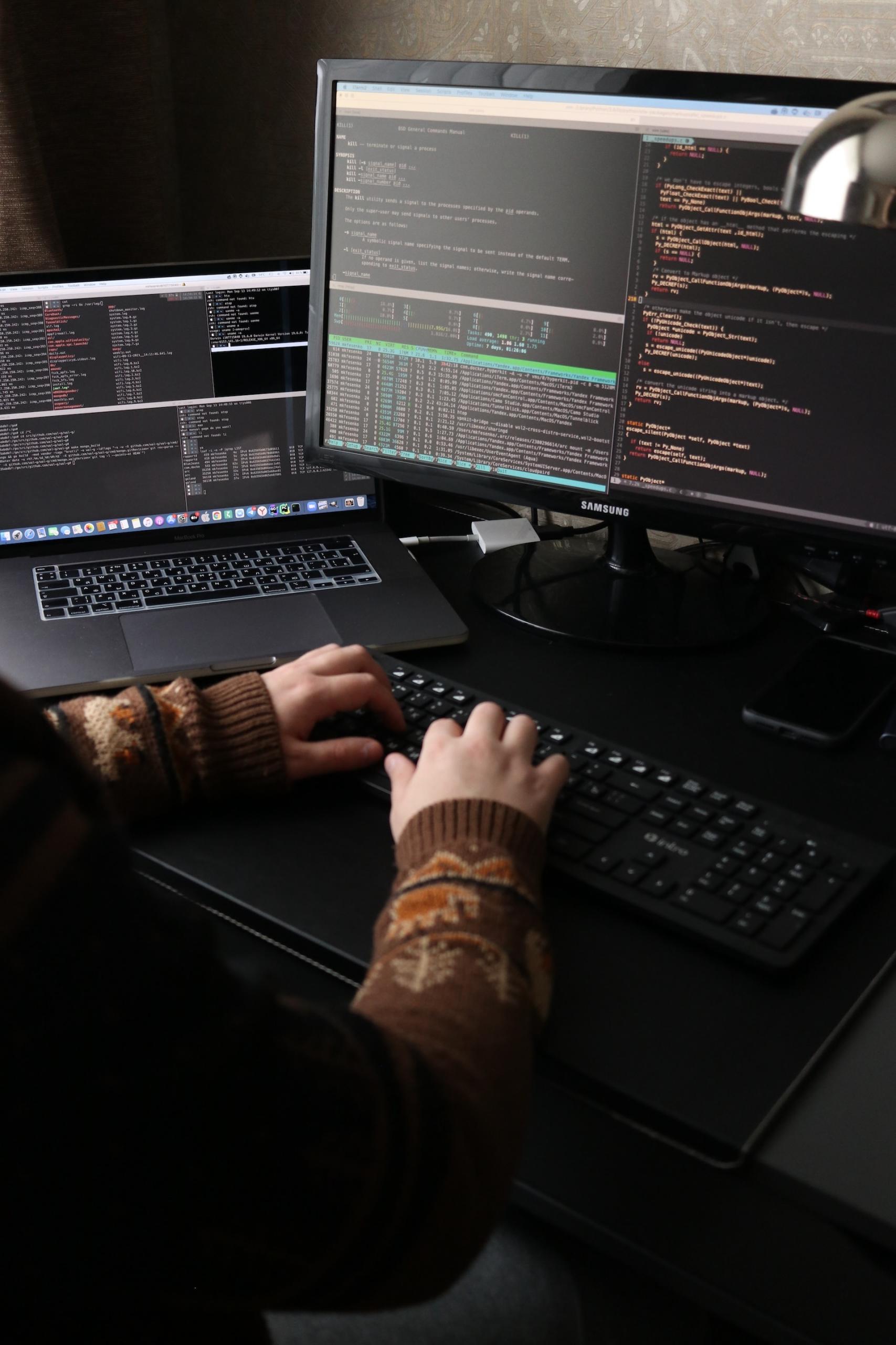 Persona programando en ordenador profesional.