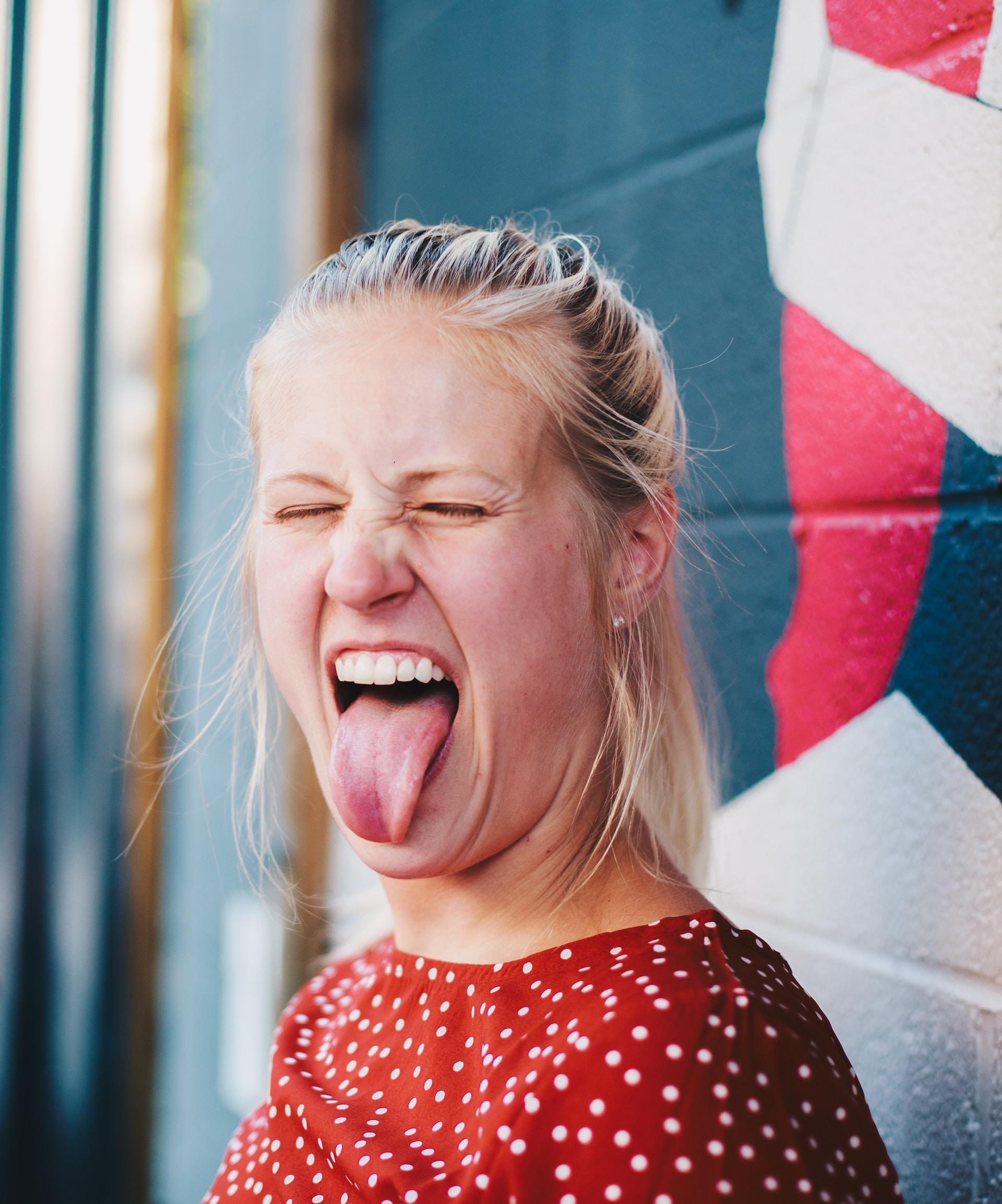 Chica echando la lengua.