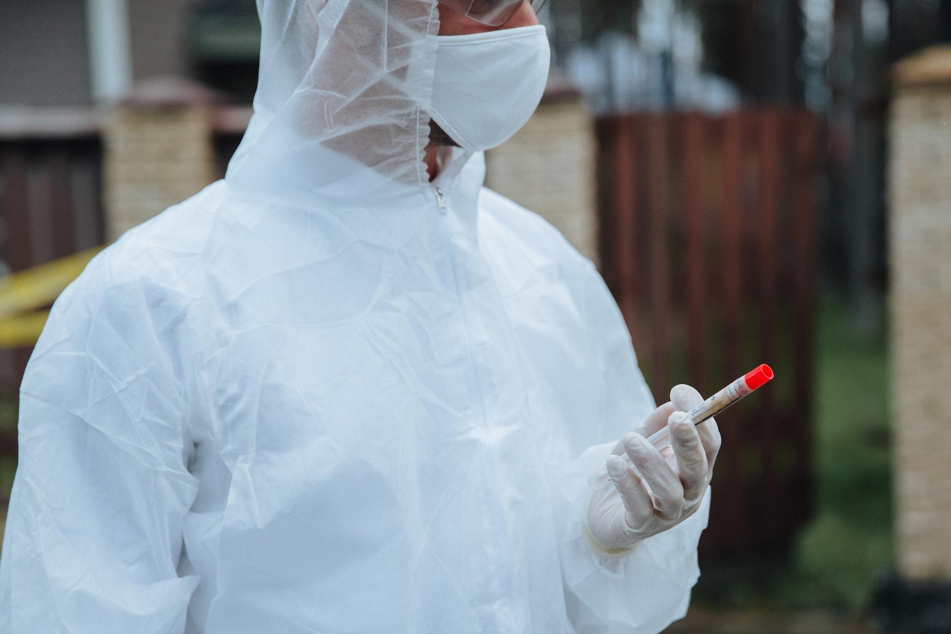 Criminólogo trabajando.