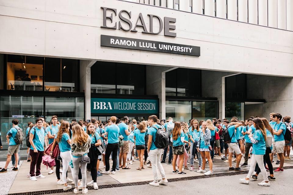 Estudiantes a las puertas de la facultad