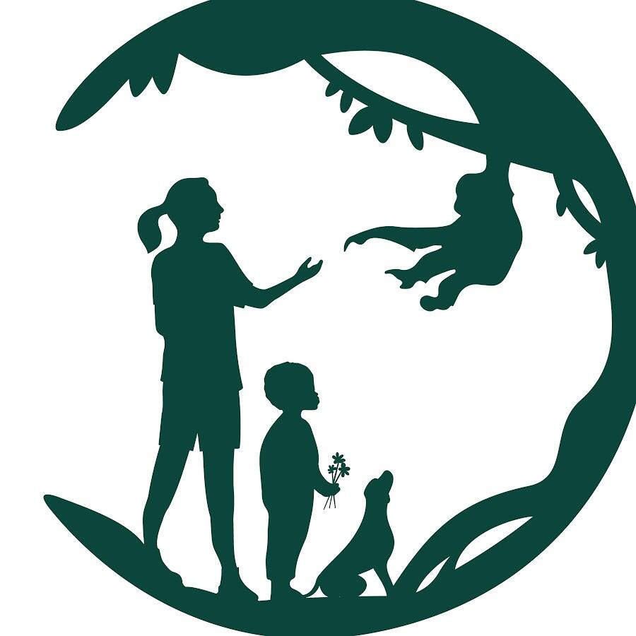 Silueta de una mujer, un niño con flores y un perro observando a un orangután colgado de un árbol. Escena de temática natural enmarcada en un recuadro circular.