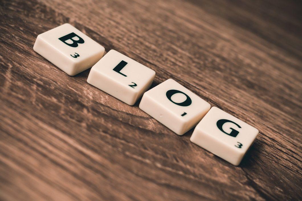 fichas de scrabble formando la palabra BLOG