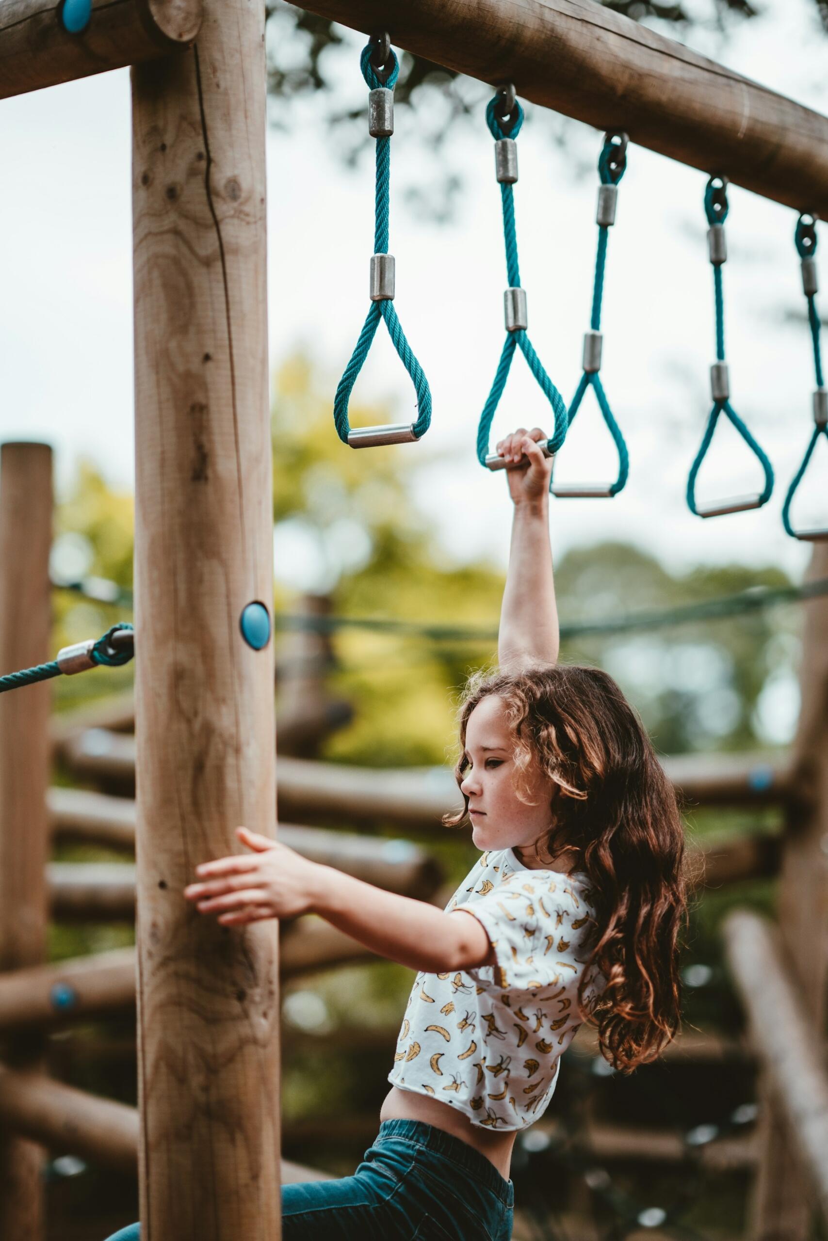 Niña jugando en el parque