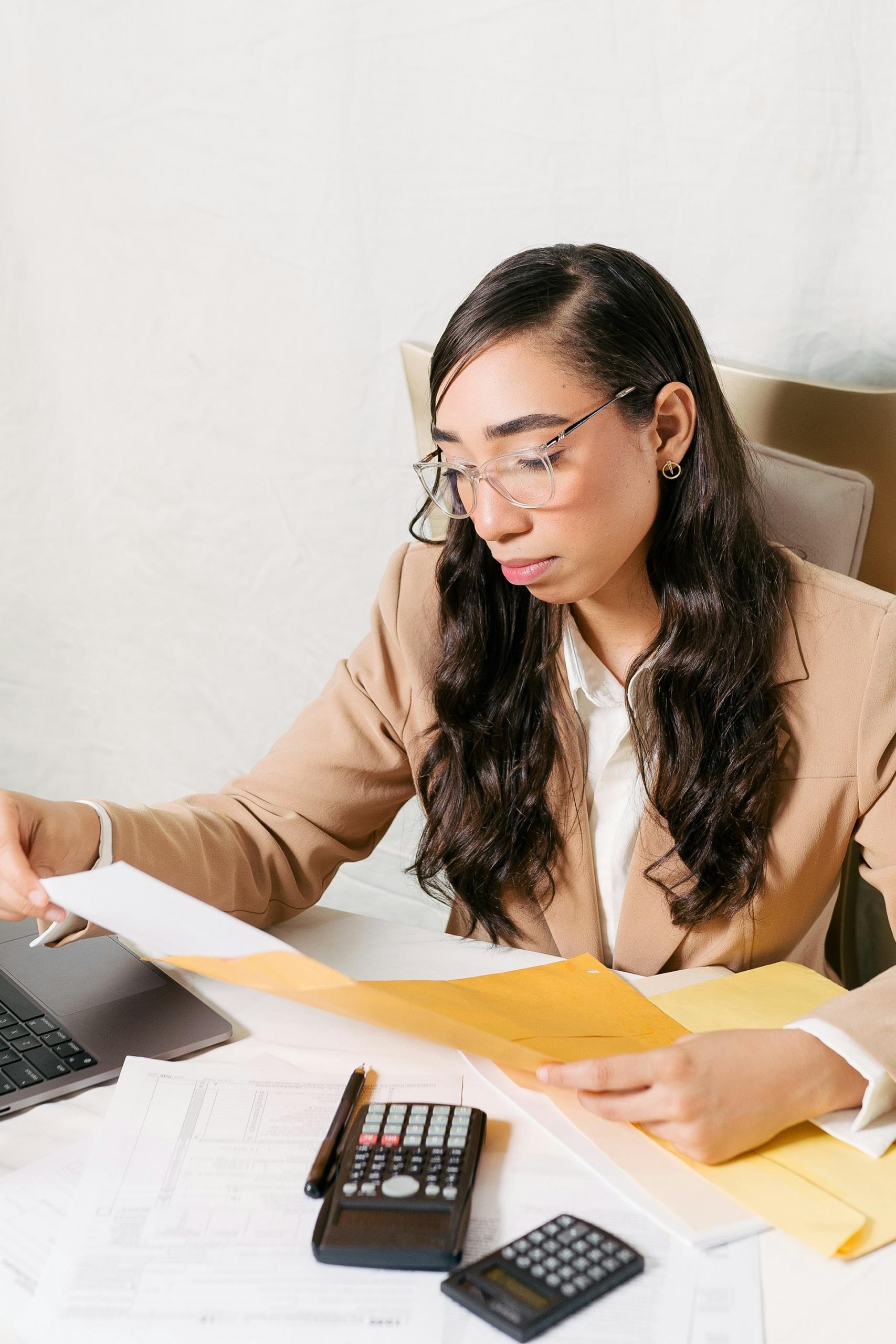 Chica haciendo cuentas