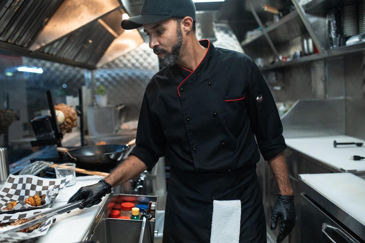 Hombre trabajando en la cocina de un restaurante.