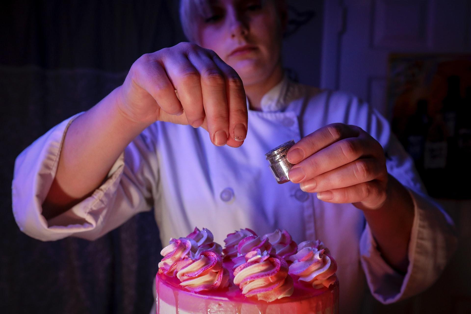 Chef haciendo una tarta.