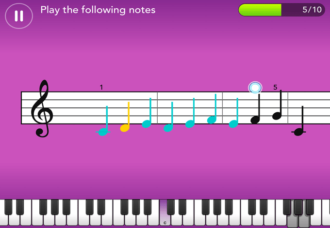 Fondo morado con un pentagrama en el que se ven notas de colores y, debajo, el teclado de un piano. En la esquina superior derecha hay una barra de progreso que indica «5/10».
