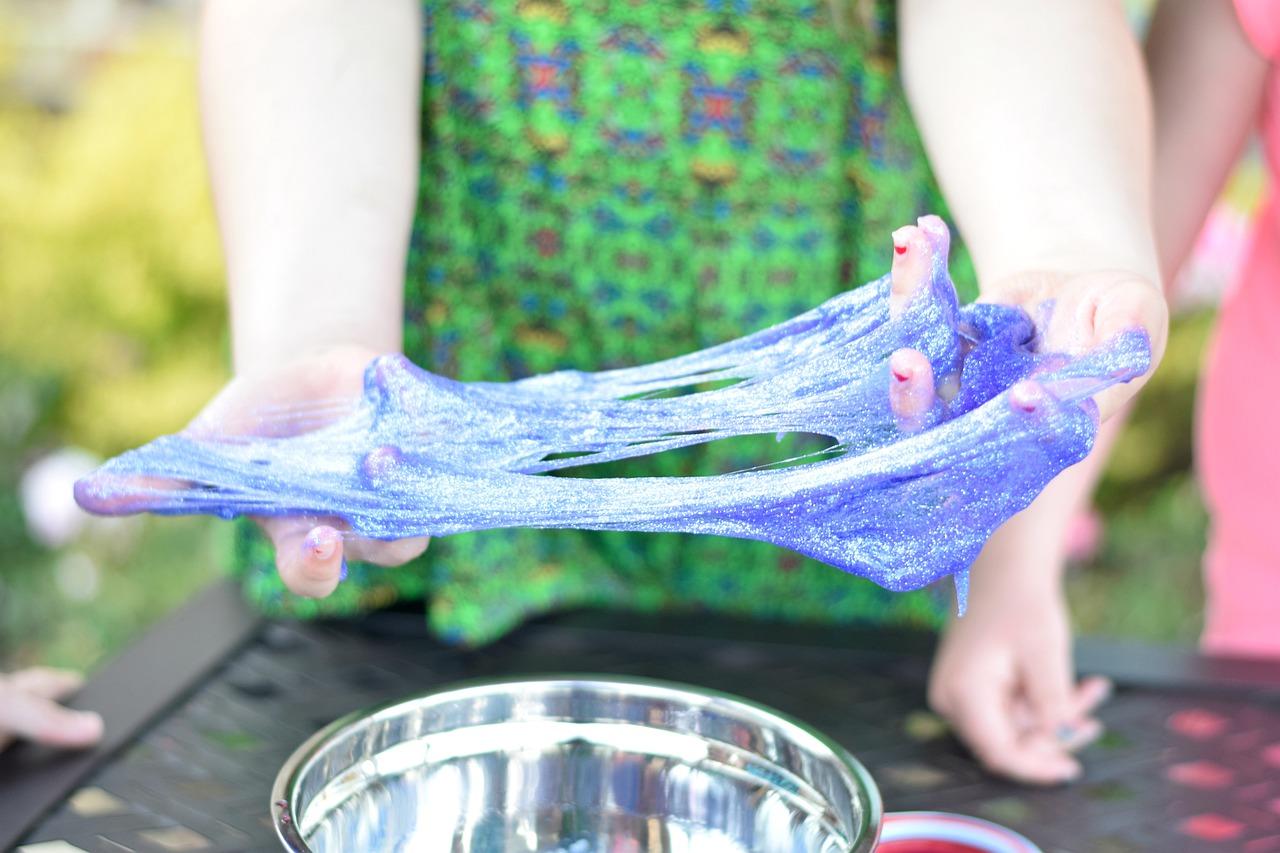 Niña jugando con slime
