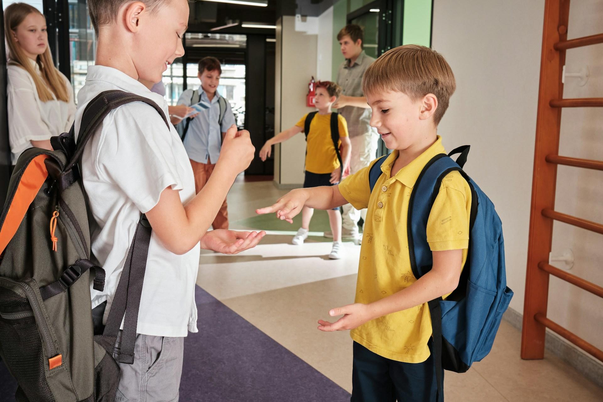 Niños jugando en el colegio.