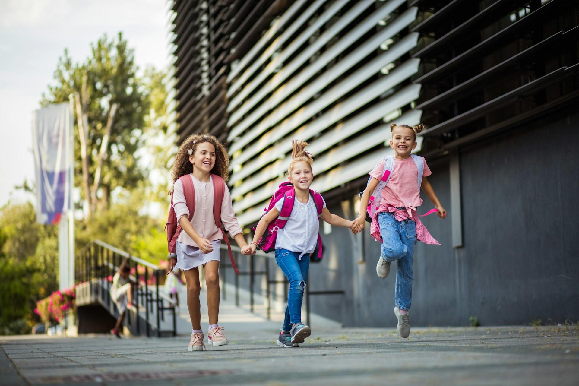Niñas en la puerta del colegio.