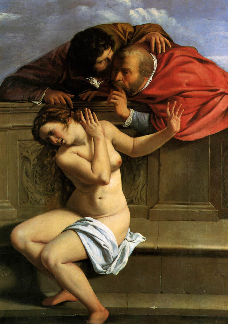 cuadro susana y los viejos de Artemisia Gentileschi en el que se ve a una mujer desnuda sentada, envuelta en un paño blanco, expresa sorpresa, mientras dos figuras se inclinan de cerca, sobre un fondo clásico.