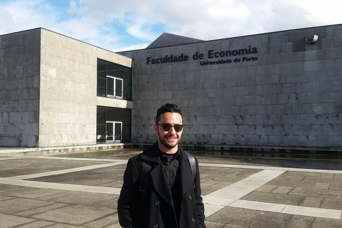 Fachada de la Facultad de Economía, Oporto.