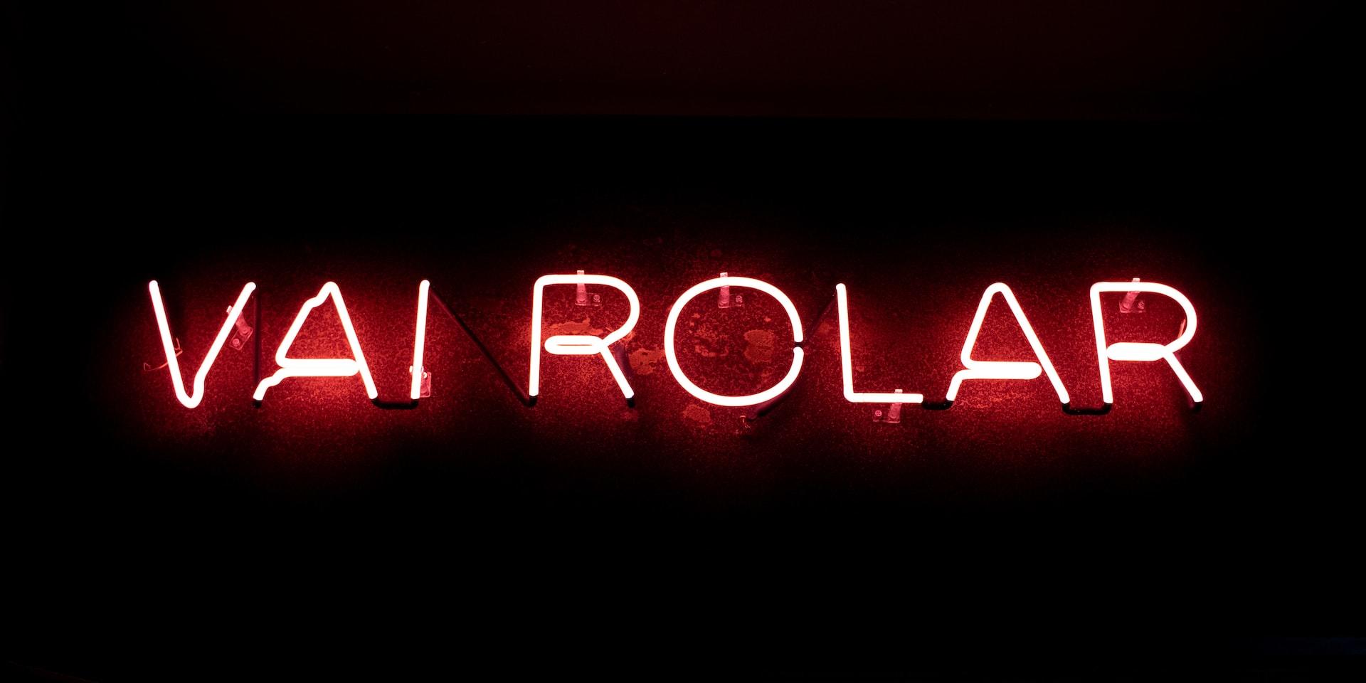 luces de neon con frase "vai rolar"
