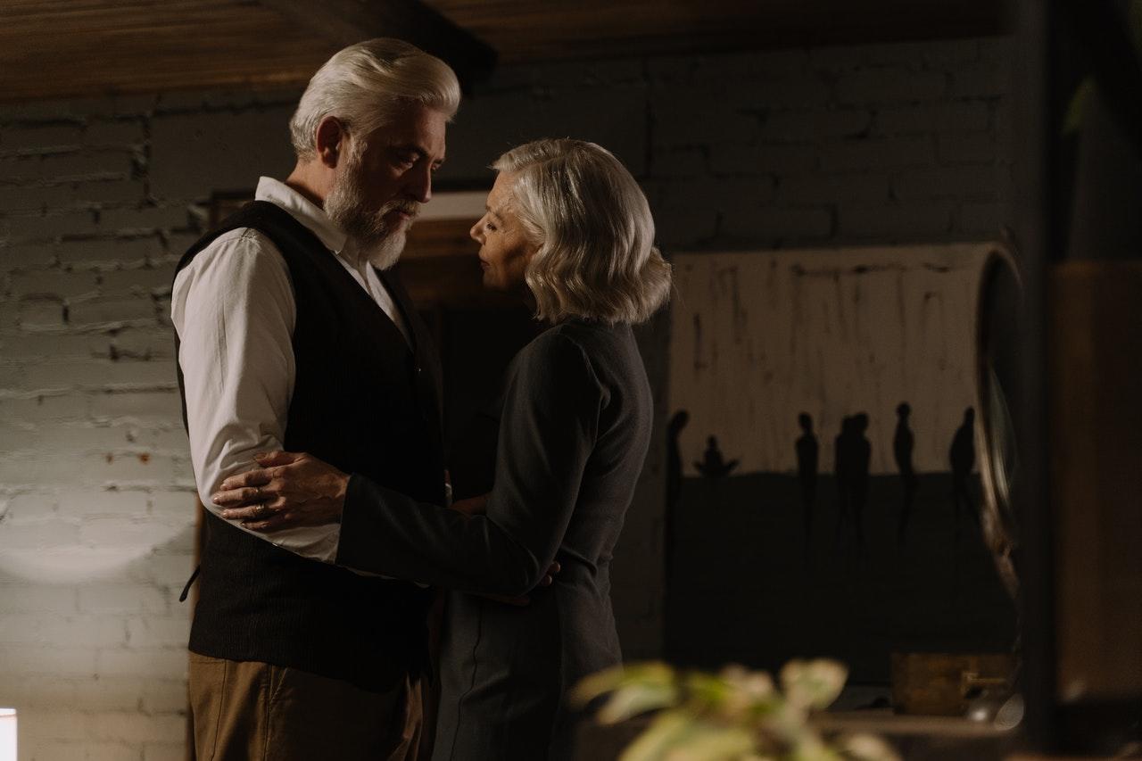 Pareja de adultos mayores bailando