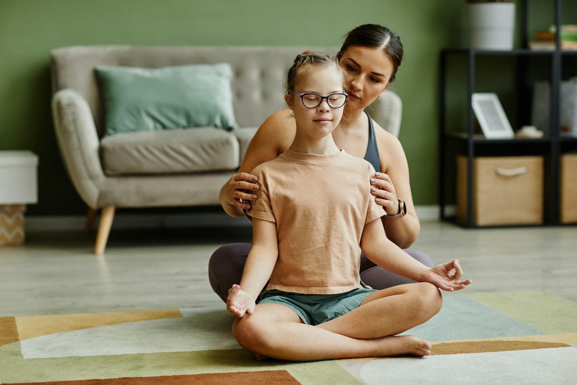 Niña haciendo yoga