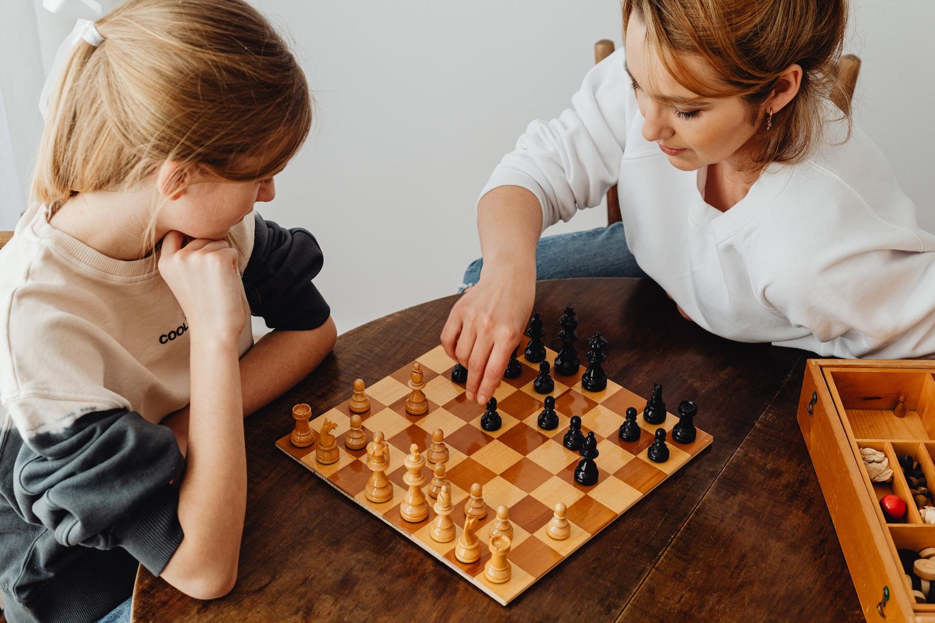 Dos personas jugando al ajedrez.
