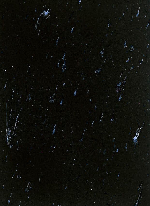 Pintura abstracta con rayas y manchas azules dispersas sobre un fondo oscuro, que recuerda a un cielo estrellado, transmitiendo una sensación de misterio y asombro.