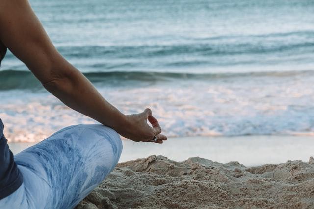 yoga en canarias en la playa