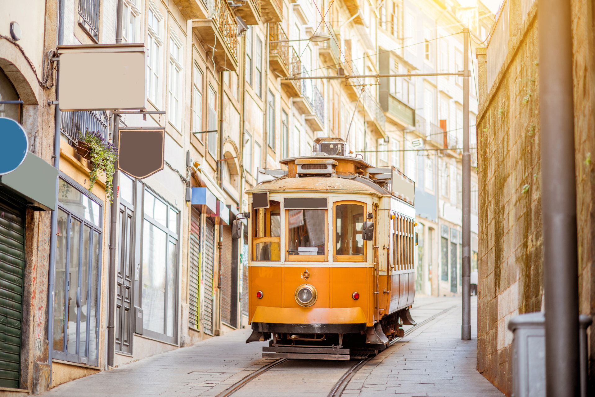 trenvía amarillo típico de lisboa andando por calles estrechas de la capital portuguesa