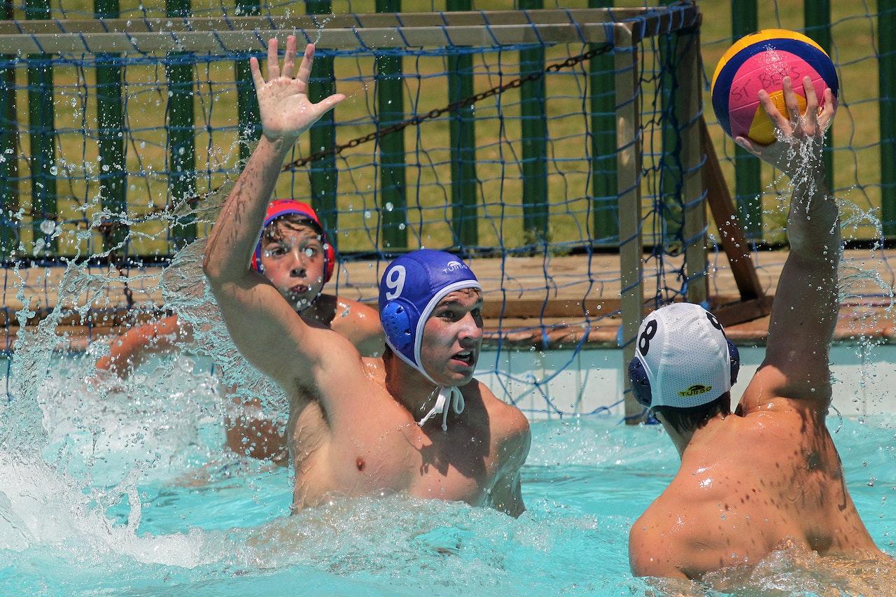 Chicos jugando al waterpolo.