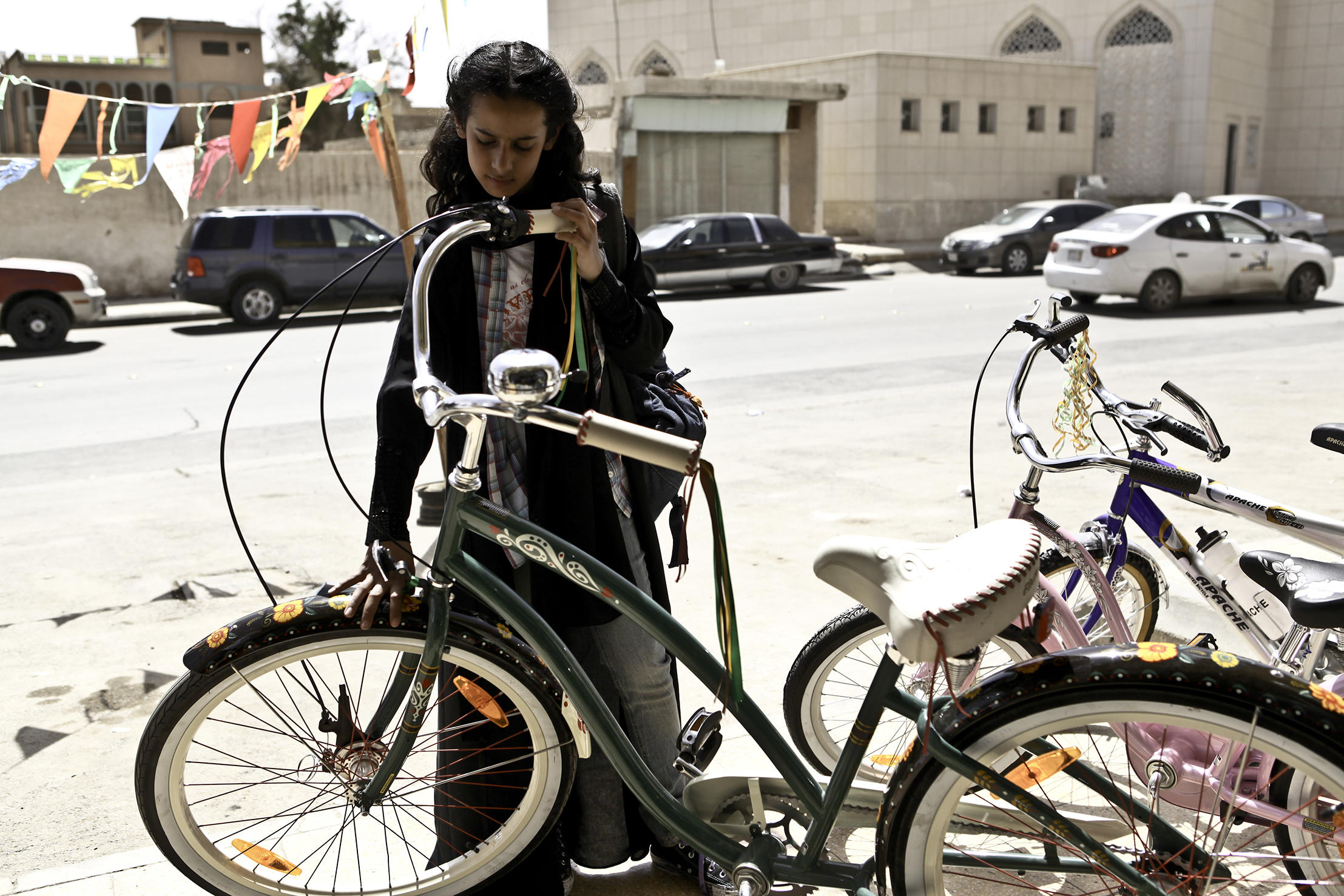 Foto de una niña agarrando un bicicleta.