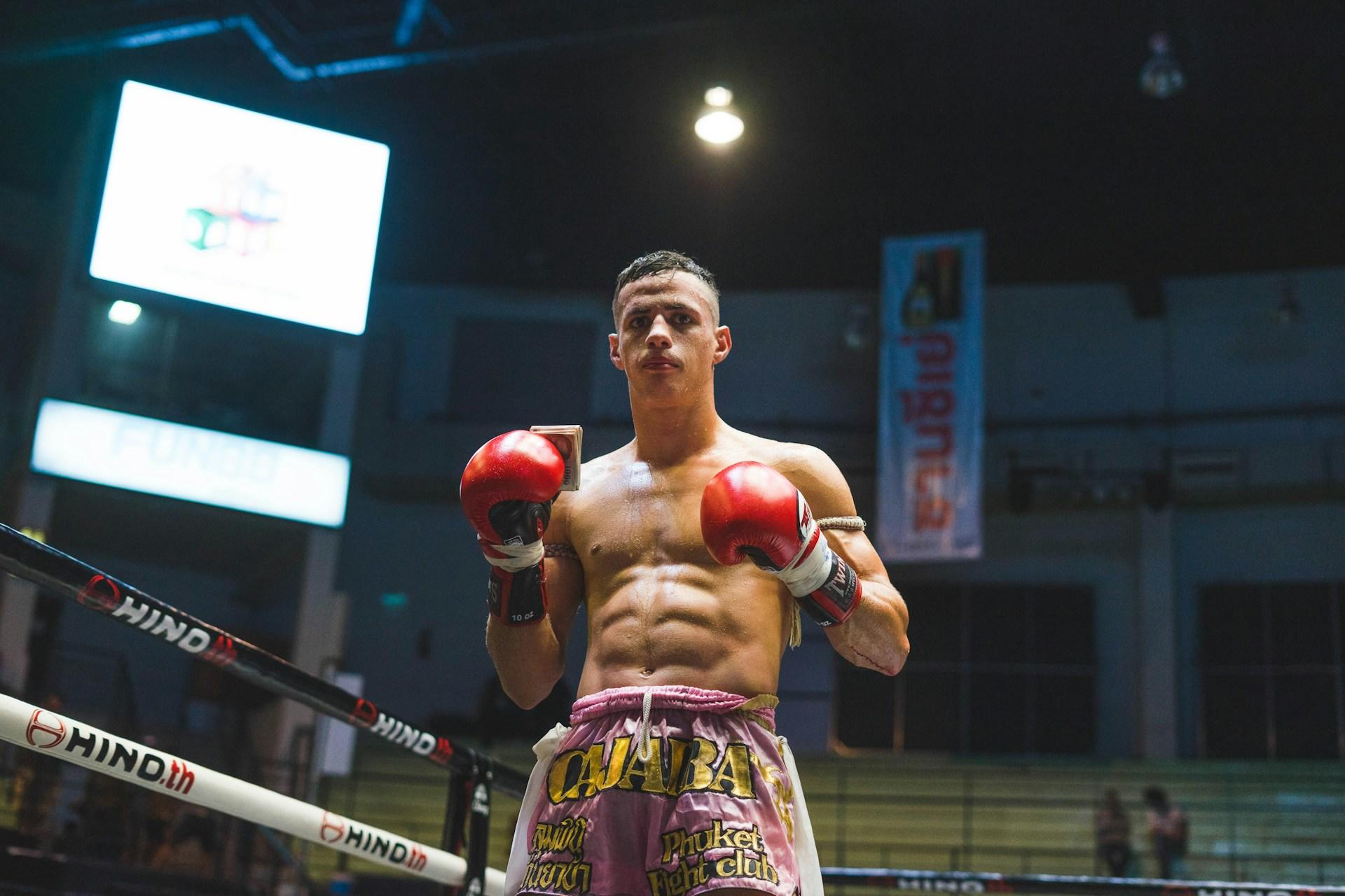 Chico en el ring de boxeo.