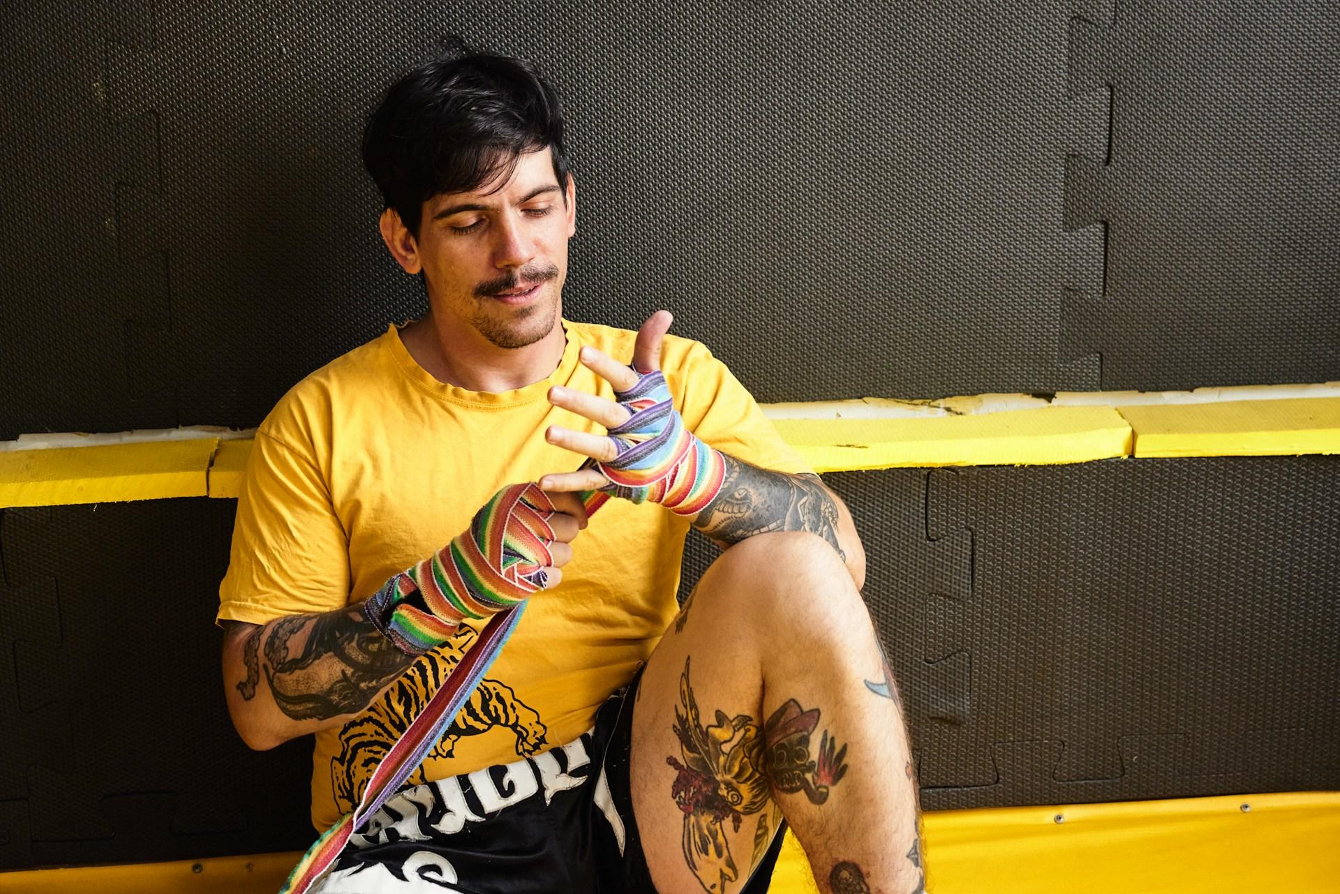 Chico poniéndose los vendajes de boxeo en las manos.