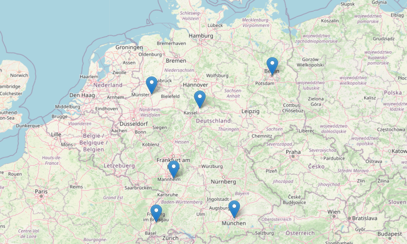 Un mapa detallado de Alemania en el que se destacan cinco ubicaciones clave con marcadores azules en importantes ciudades universitatias como Berlín o munich.