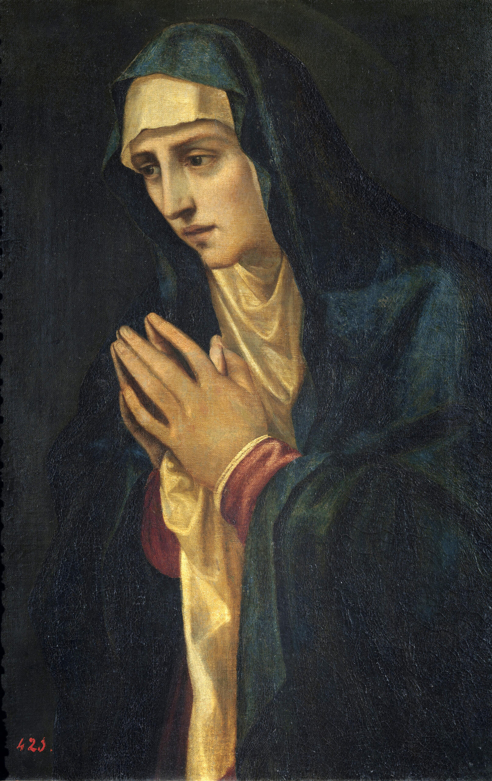 figura femenina con el rostro inclinado y las manos juntas en actitud de oración. Viste un manto oscuro sobre túnicas claras, creando un fuerte contraste con el fondo oscuro. estilo típico de la pintura religiosa del Renacimiento tardío