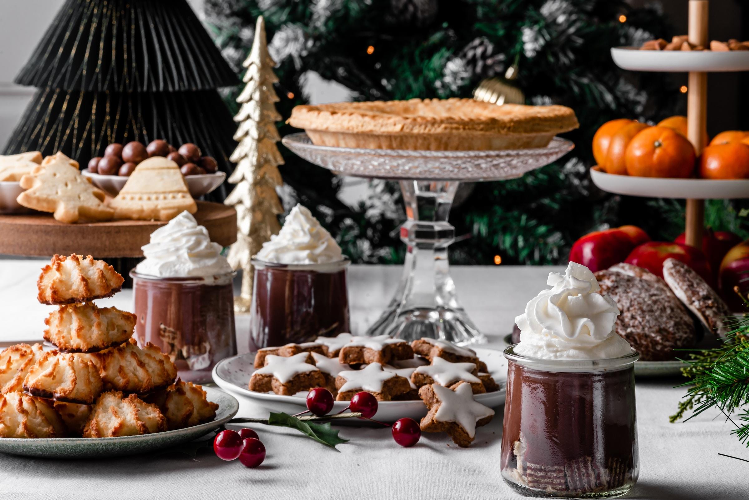 Mesa con postres navideños.