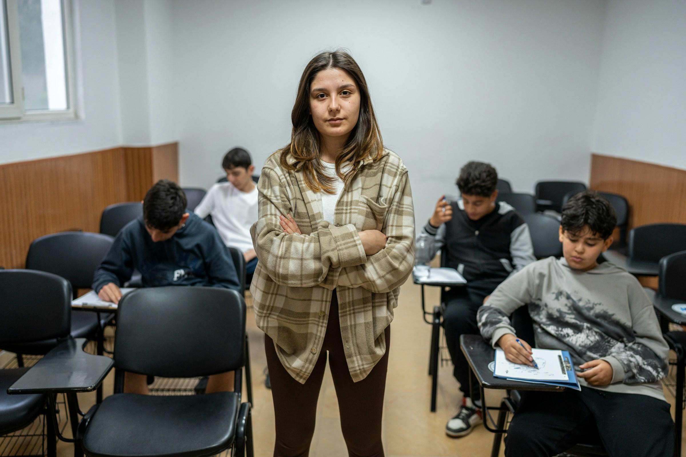 Profesora con semblante serio.