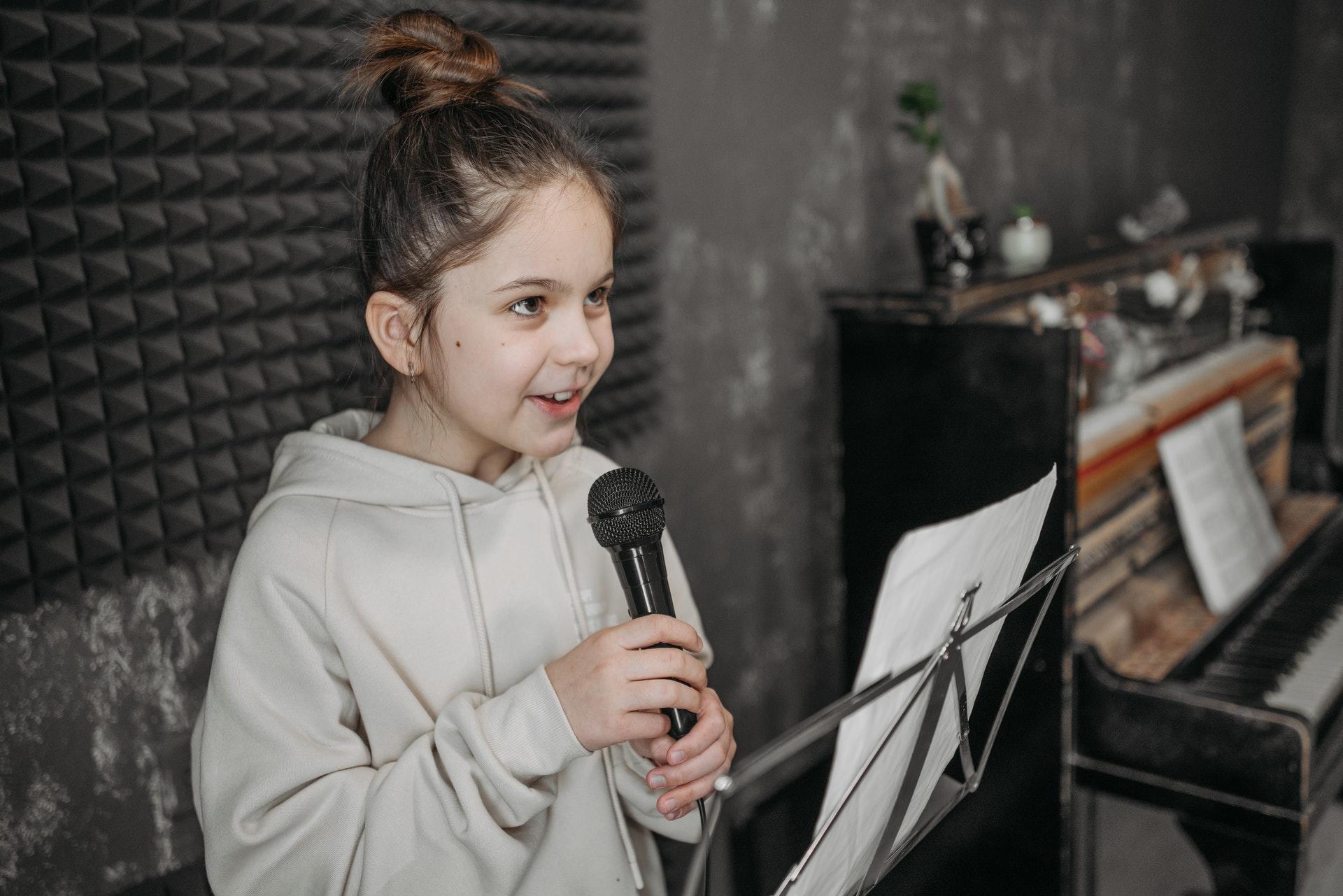 Niña cantando