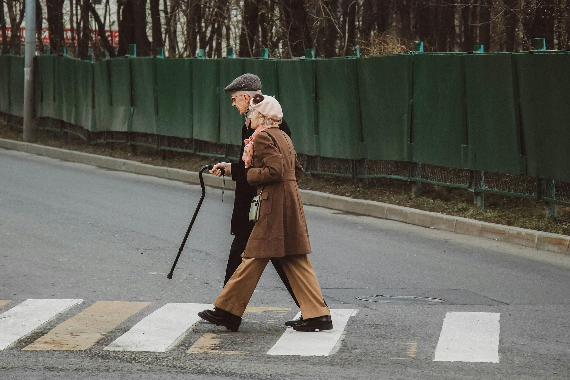 Personas mayores cruzando un paso de peatones
