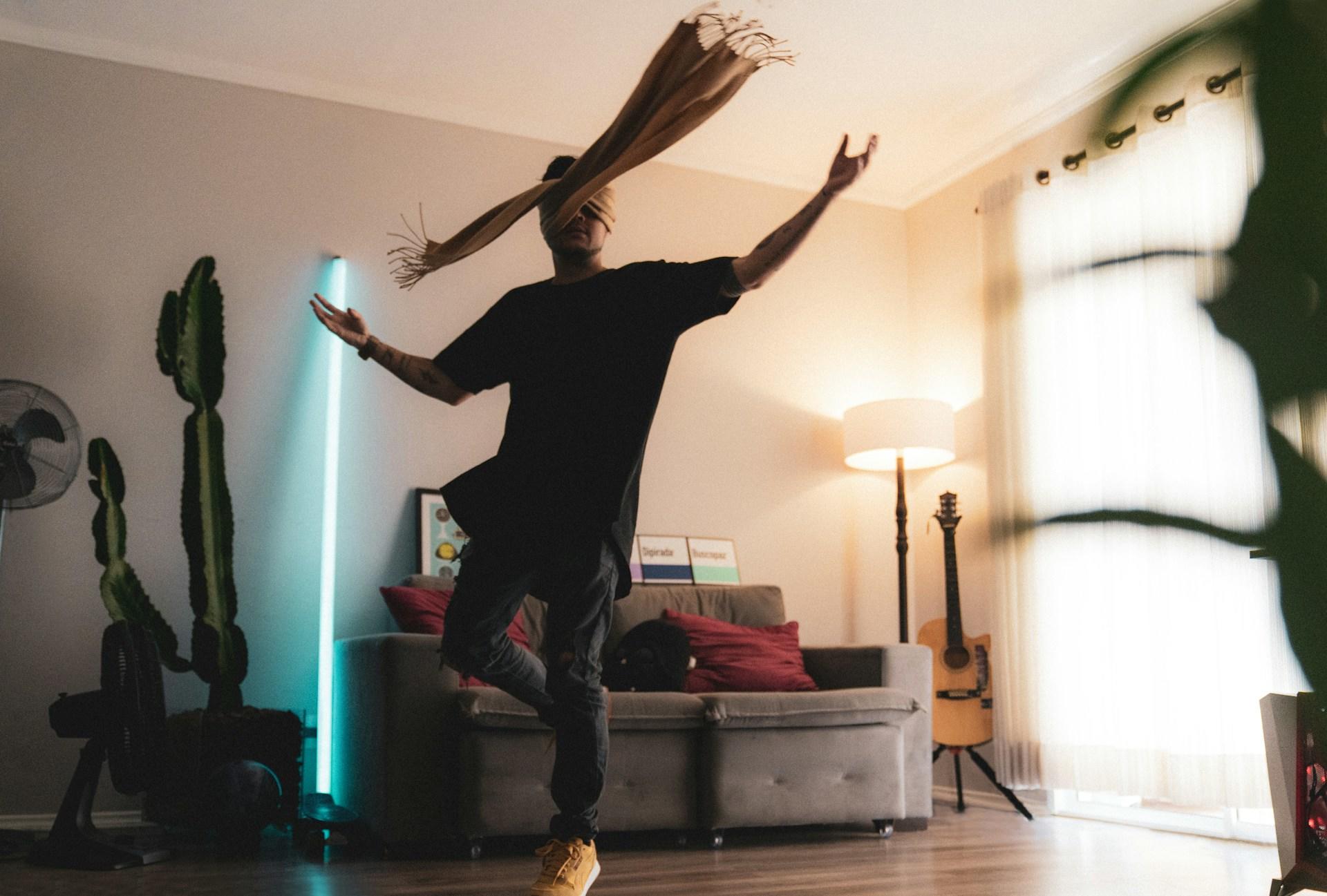 hombre bailando en casa